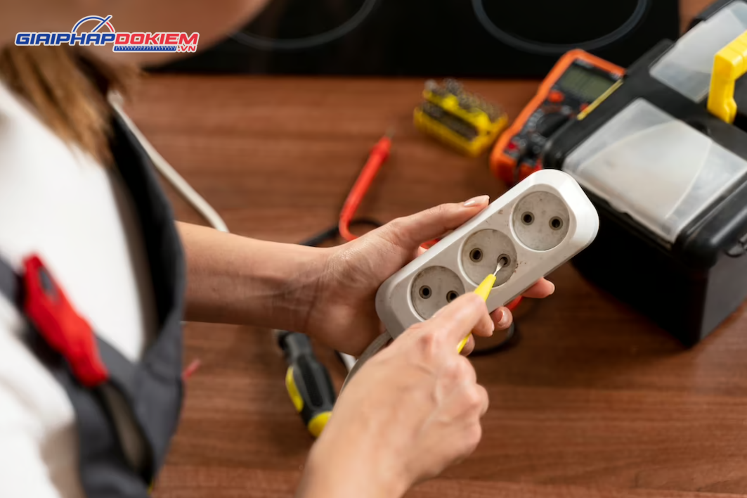 Hướng dẫn cách sử dụng bút thử điện đo chuẩn xác nhất 5 Kiểm tra điện bằng bút thử điện