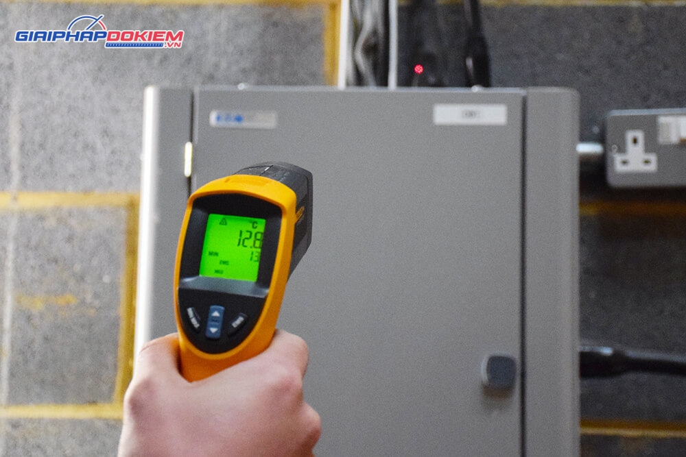 Súng đo nhiệt độ bằng hồng ngoại FLUKE 561 (550℃) 27 Súng đo nhiệt độ bằng hồng ngoại FLUKE 561 (550℃)