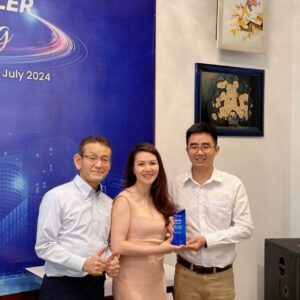 Giải Pháp Đo Kiểm (MTS) Vinh Dự Nhận Cúp Bạc Từ HIOKI: Khẳng Định Vị Thế Nhà Phân Phối Hàng Đầu 3 Đại diện công ty Giải Pháp Đo Kiểm lên nhận cúp bạc 2024