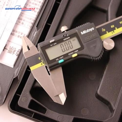 Thước cặp điện tử Mitutoyo 500-173-30 0-300mm/12" x 0.01 17 Thước cặp điện tử Mitutoyo 500-173-30 0-300mm/12" x 0.01