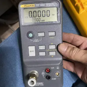 Máy hiệu chuẩn áp suất FLUKE-717 100G (100 psi, 7 bar)