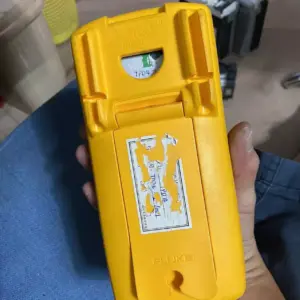Máy hiệu chuẩn áp suất FLUKE-717 100G (100 psi, 7 bar)