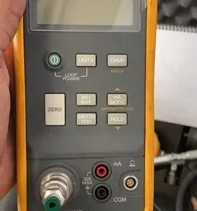 Máy hiệu chuẩn áp suất FLUKE-717 1000G (1000 psi, 69 bar) 7 Máy hiệu chuẩn áp suất FLUKE-717 1000G (1000 psi, 69 bar)