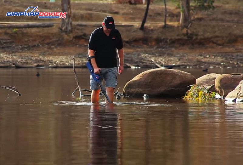 Máy dò hạt vàng Minelab SDC2300 Úc 7 SDC2300 dò tìm hiệu quả dưới nước và những địa hình khó
